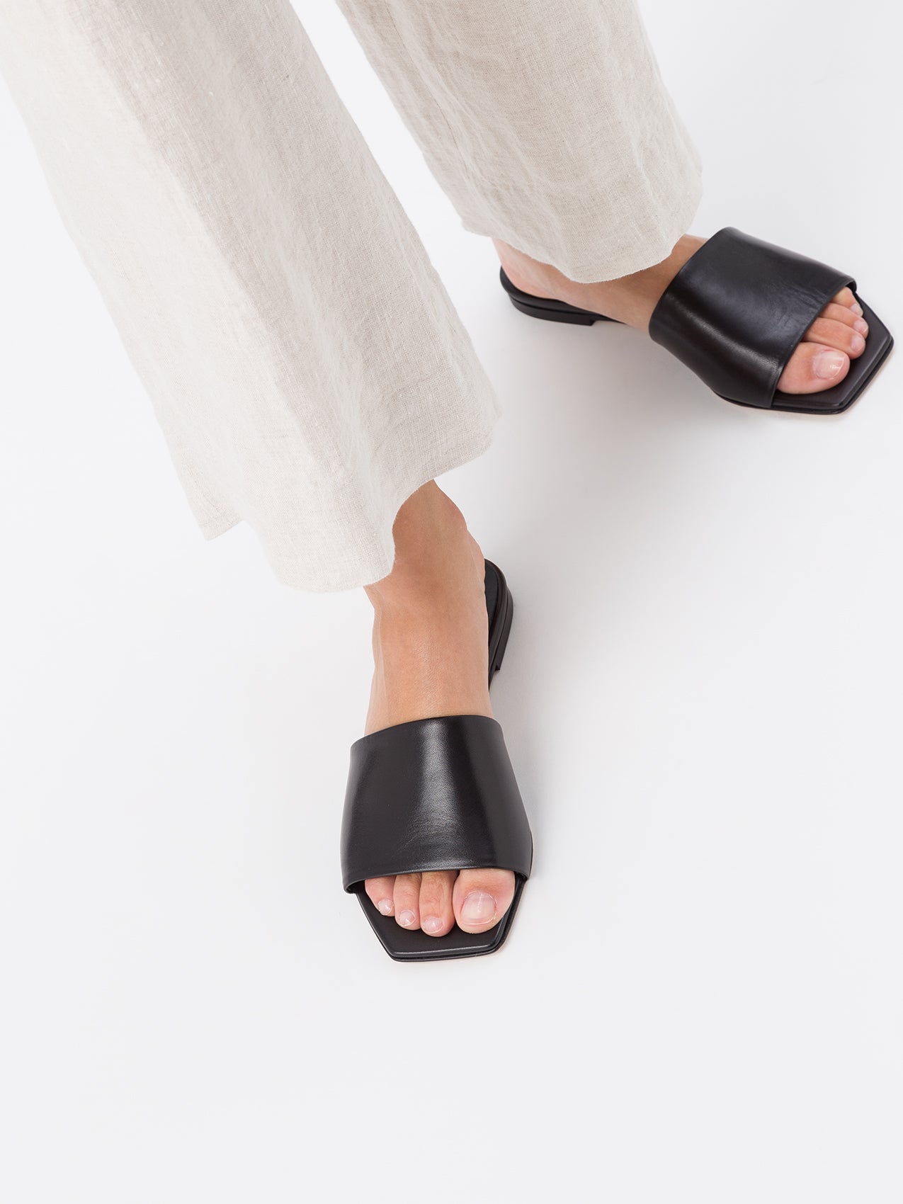 Aeyde | ANNA Black Leather Flat Sandal