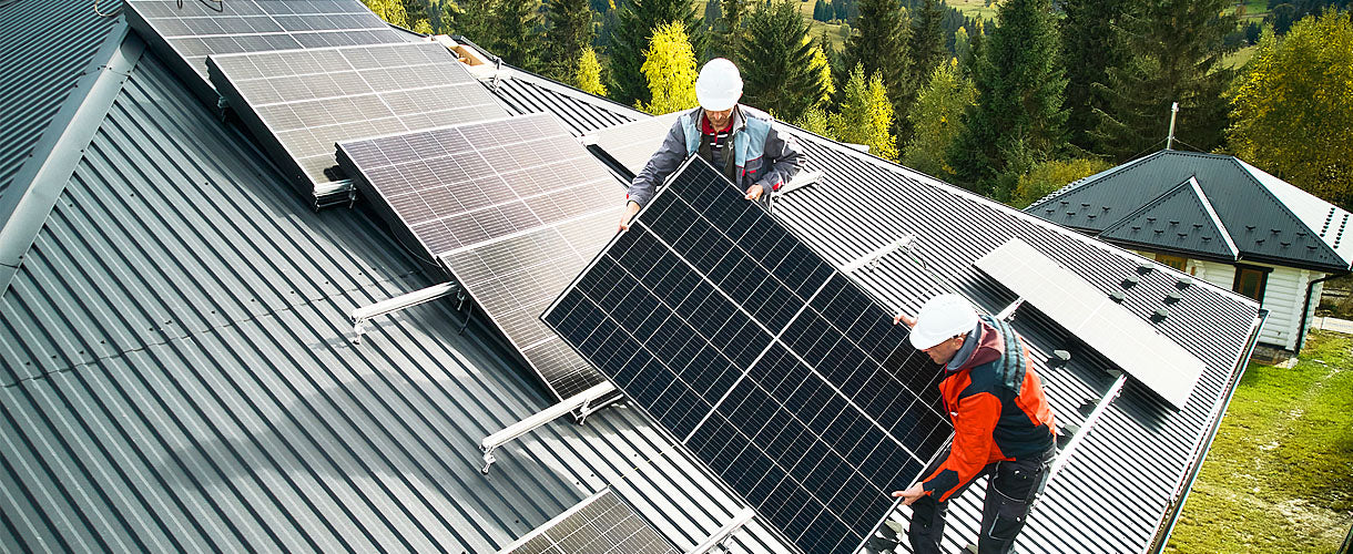 Solar Modul Installation auf Dach