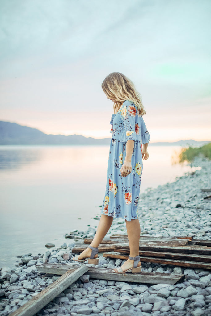 piper & scoot model wearing a floral dress out by Utah lake