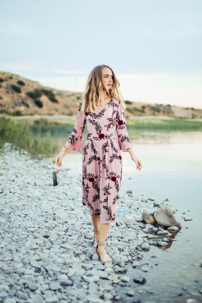 piper & scoot model wearing a pink floral dress out by Utah lake