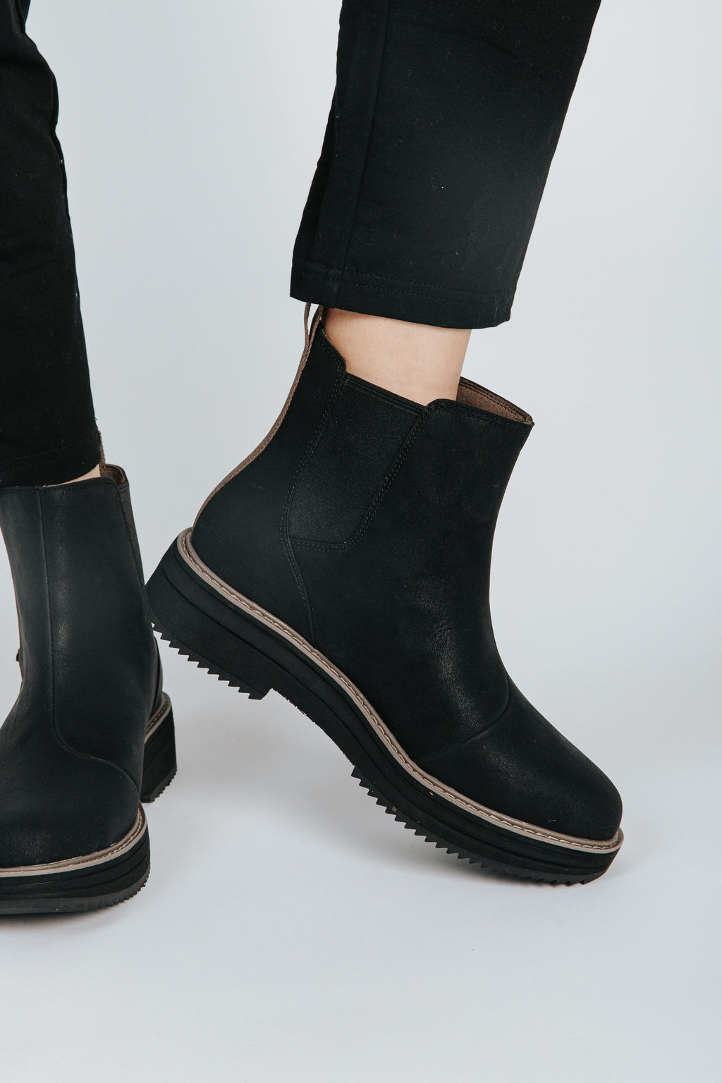 teva chelsea boot black