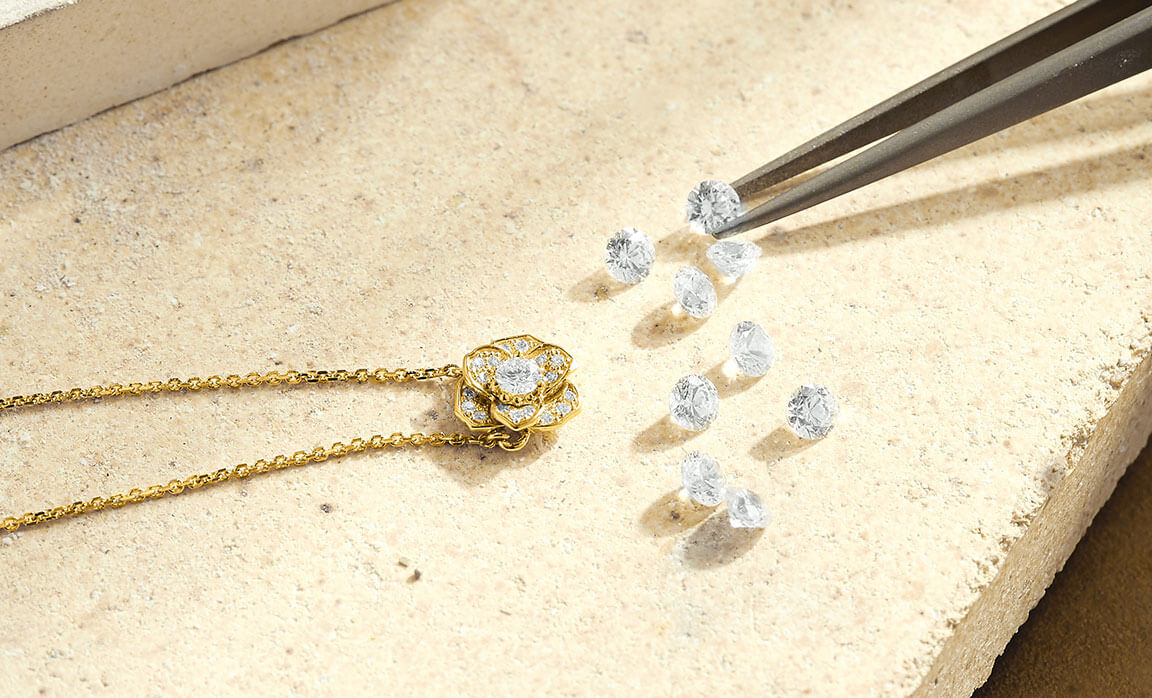 Front view of Ecksand Blossom Necklace and Ecksand Diamonds