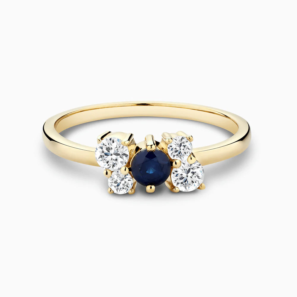 Vue de face de la bague saphir bleu et diamants d'Ecksand