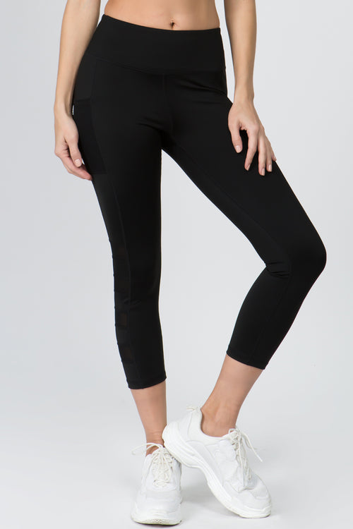 Me Enamoré Ellie Black & White Performance Yoga Capri Leggings