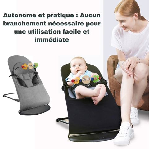 Une femme assise sur un canapé regardant un bébé assis dans son transat bébé noir avec un transat bébé gris à l'arrière