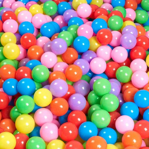 Gros plan sur un assortiment de balles à piscine en plastique multicolores.