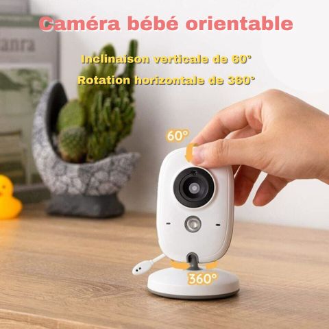 Main réglant un babyphone vidéo ajustable avec une inclinaison verticale de 60° et une rotation horizontale de 360°.