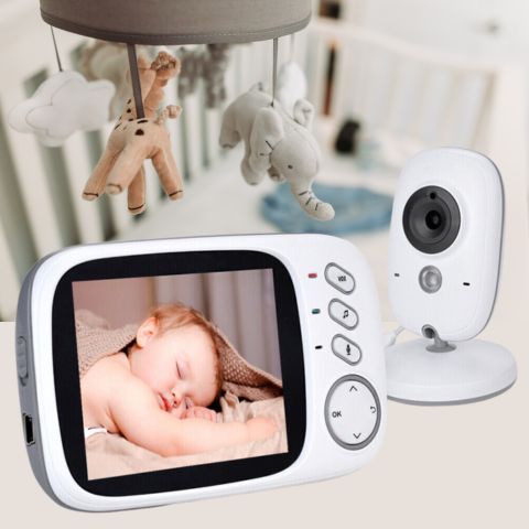 Babyphone vidéo dans la chambre d'un enfant montrant l'enfant endormi sur l'écran du moniteur.