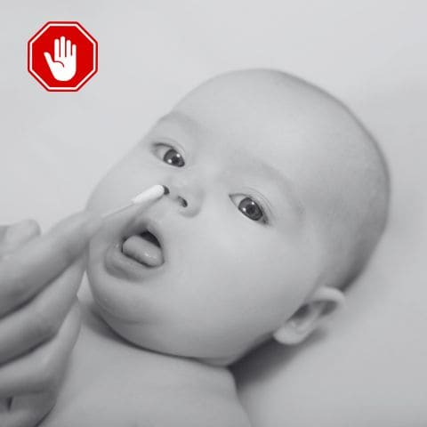 Utilisation d'un coton tige dans la narine d'un bébé