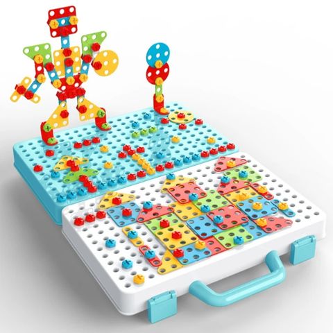 Jeu de construction KiddyCase avec robot coloré assemblé, illustrant la variété des créations possibles avec cette malette éducative pour enfants