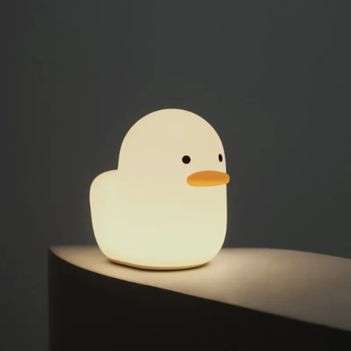 veilleuse canard dans une chambre sur une table de nuit