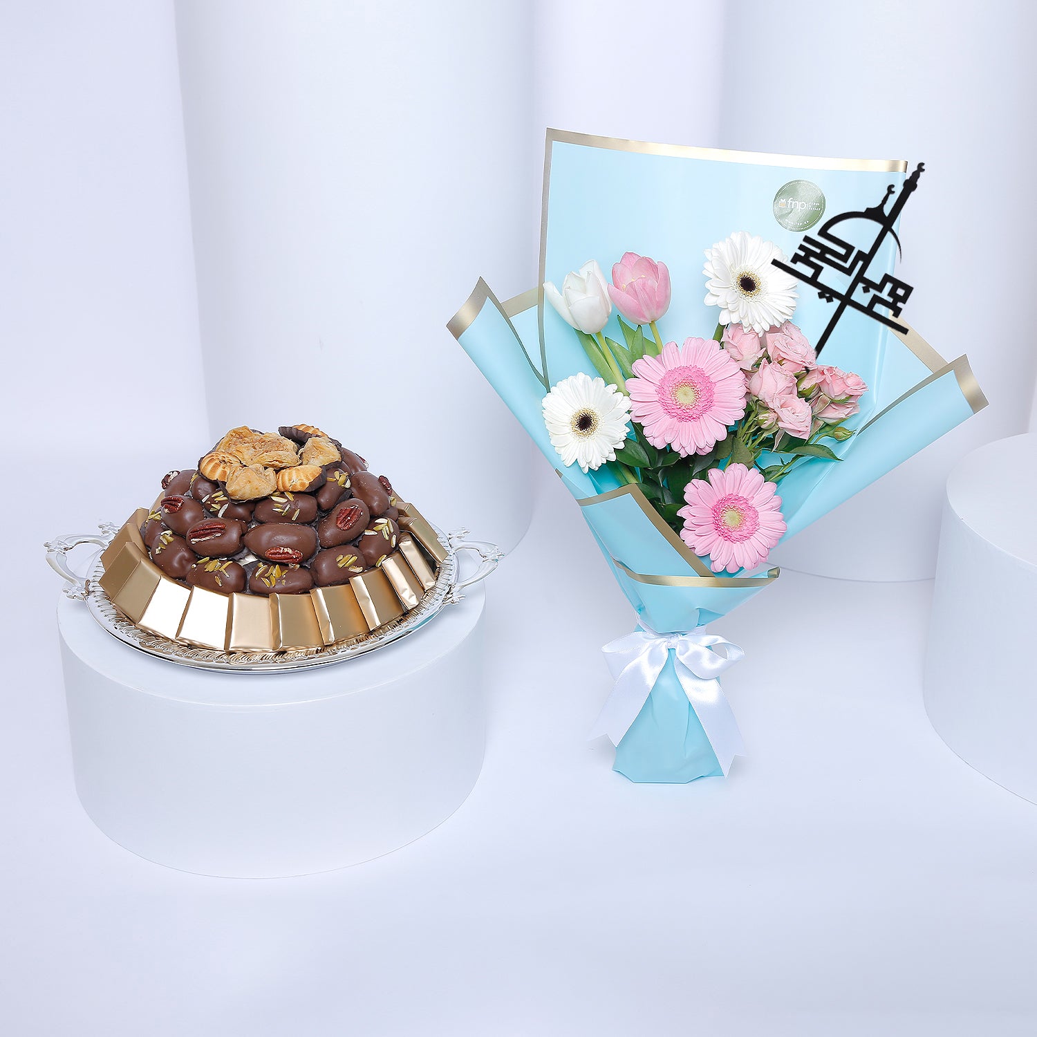 باقة زهور عيد مبارك وحلويات مرتبة في صينية