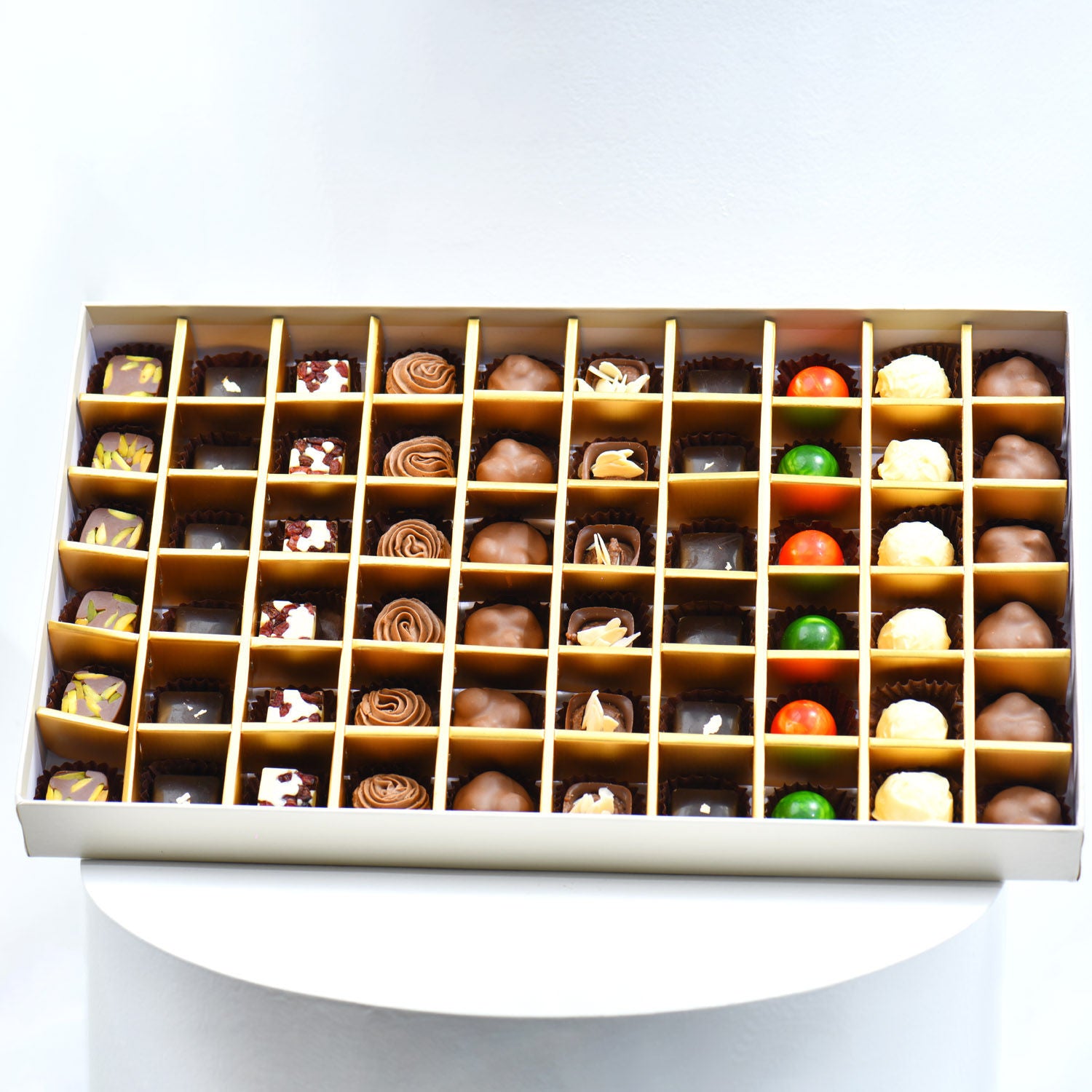 بوكس 60 قطعة شوكولاته بلجيكية فاخرة مع باقة ورود