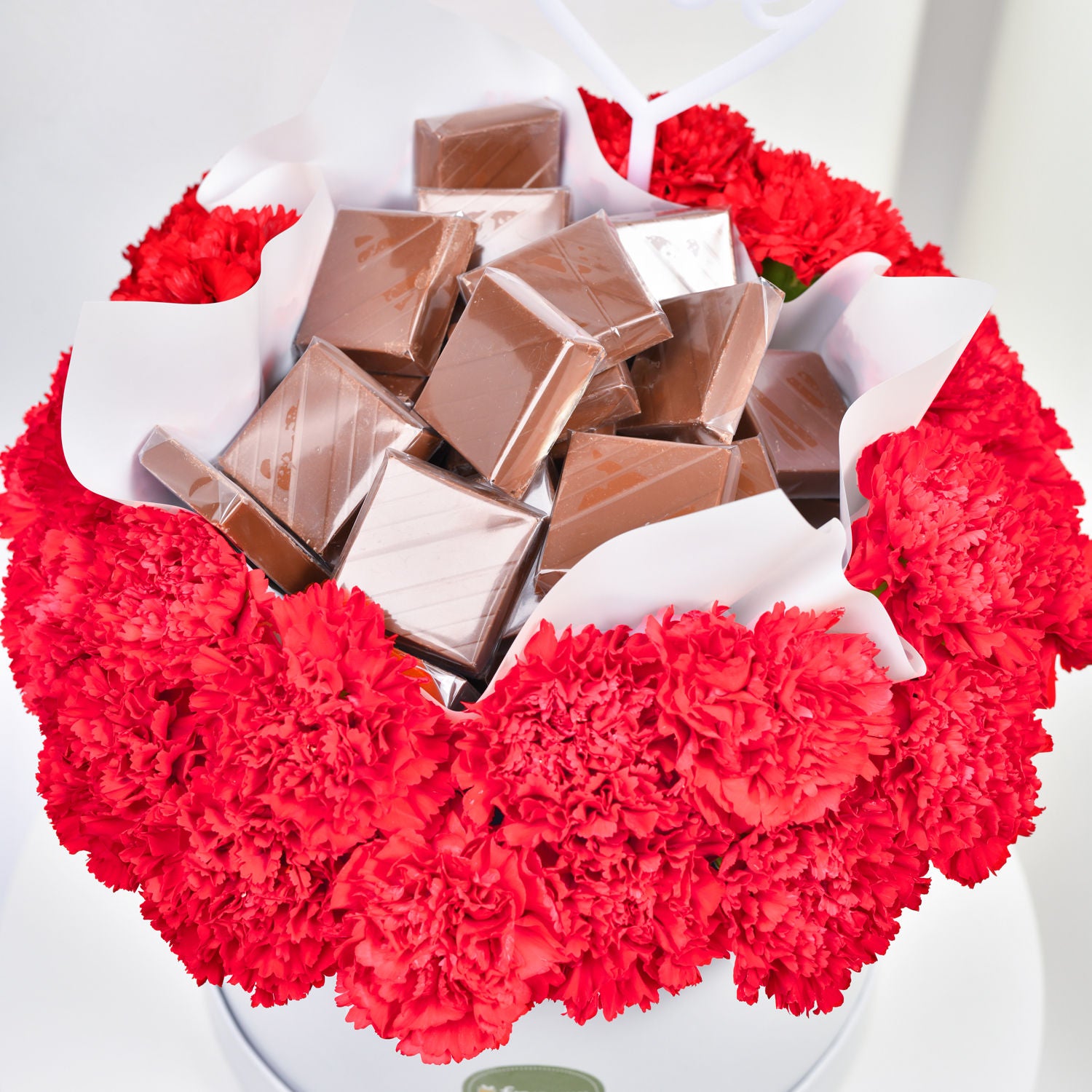 هدية حب - باقة قرنفل أحمر وشوكولاتة فاخرة في بوكس أبيض