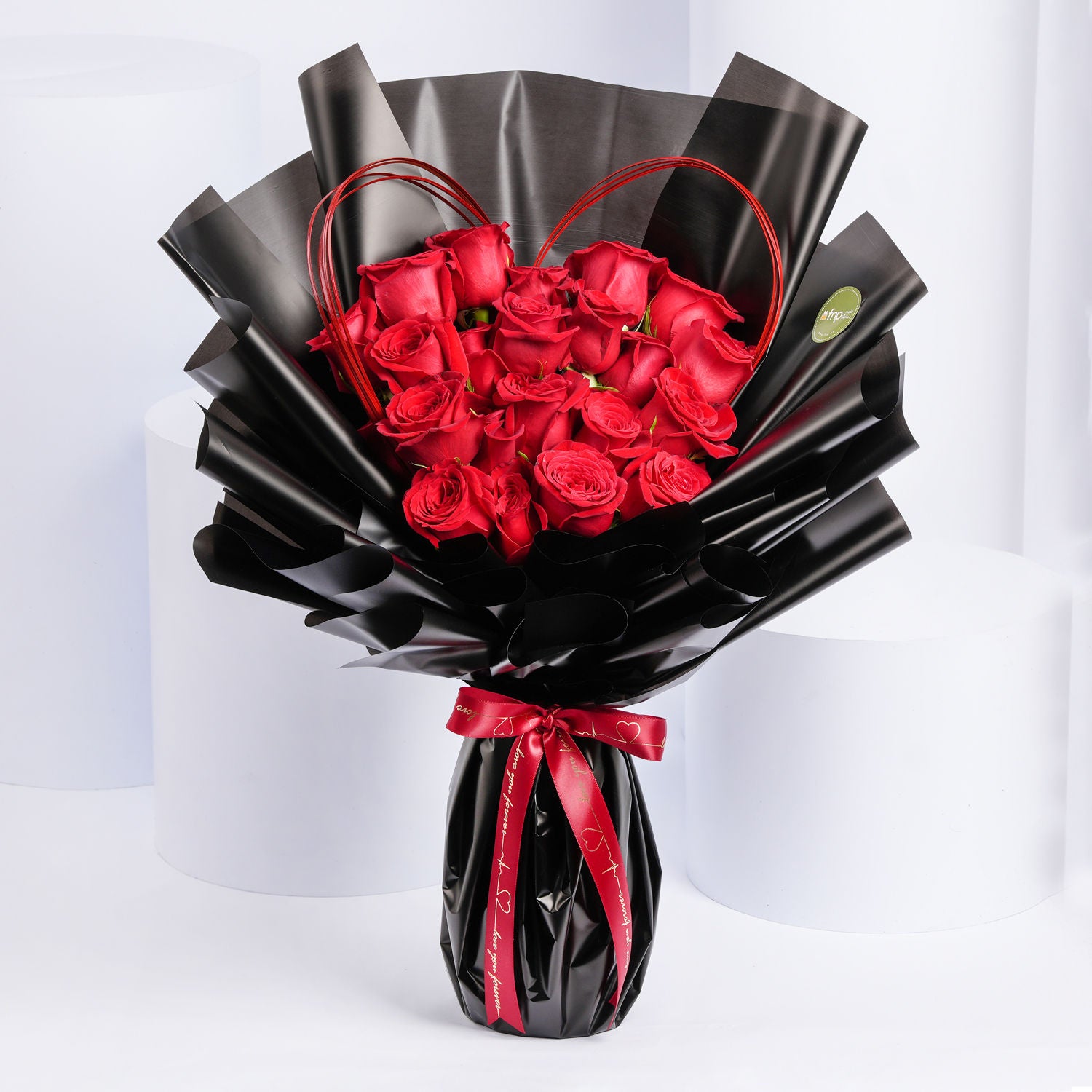 بوكيه القلب - باقة 18 وردة جوري حمراء مع شكل قلب في غلاف أسود