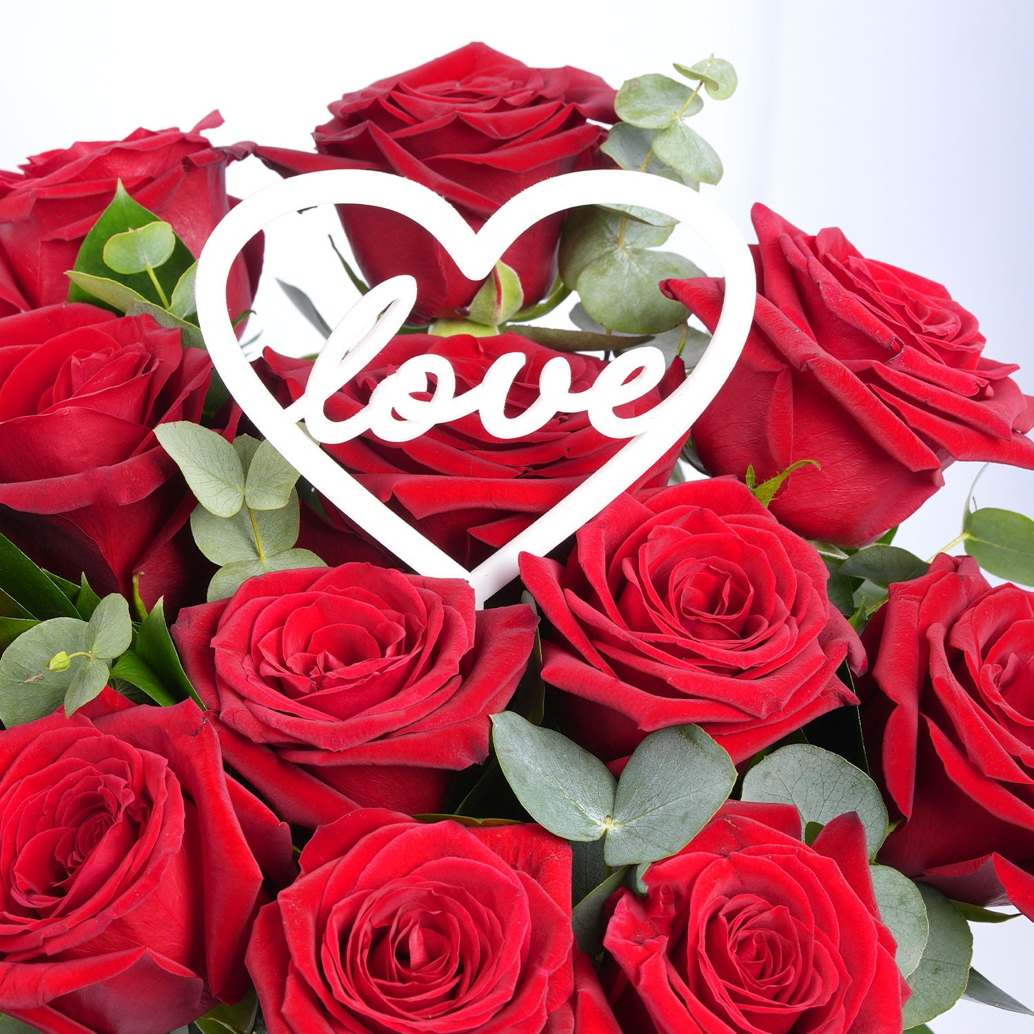 هدية الحب - باقة 12 وردة جوري أحمر في فازة