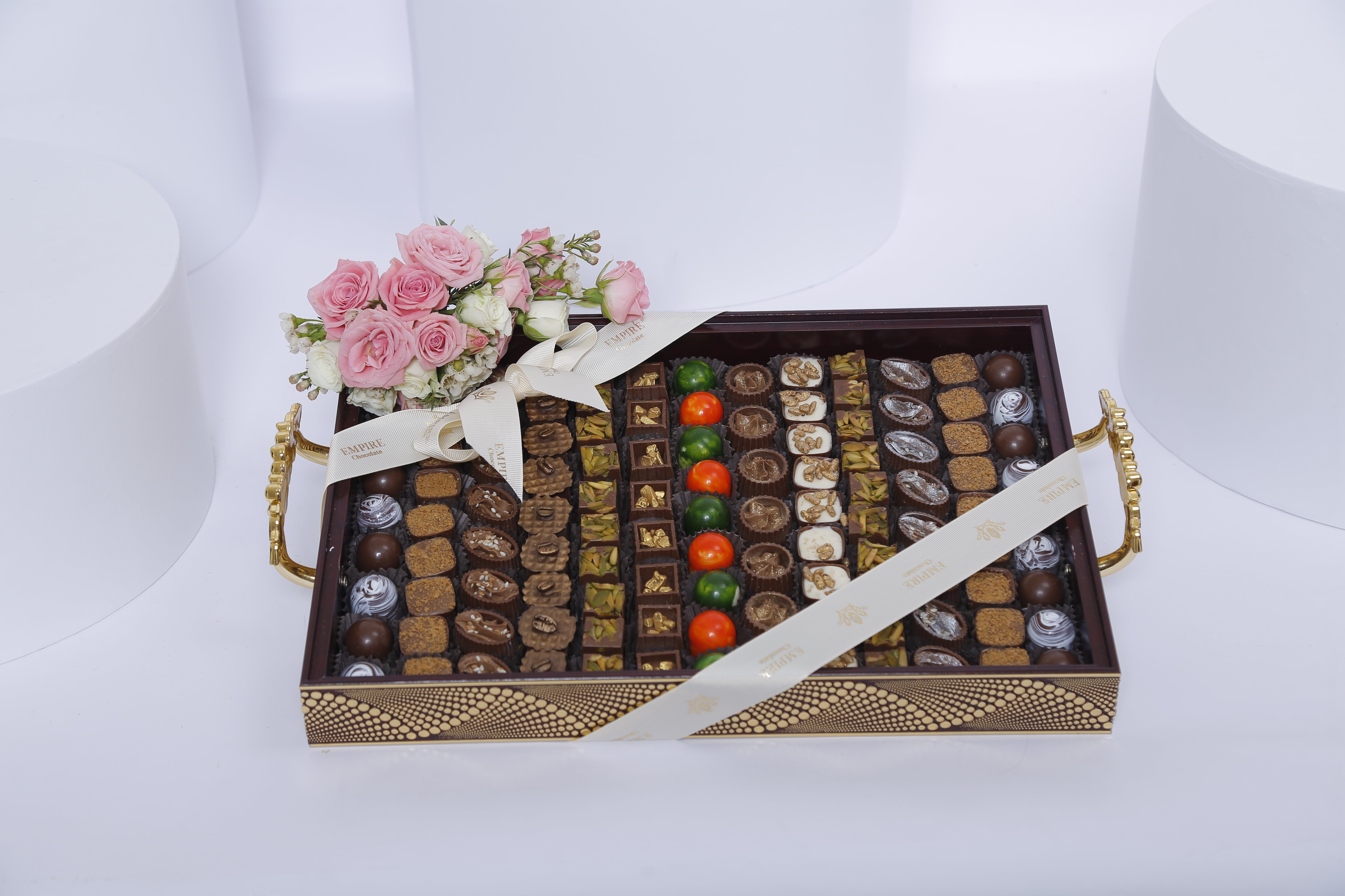 شوكولاتة إمباير - مجموعة 120 قطعة شوكولاتة مرتبة مع الورود