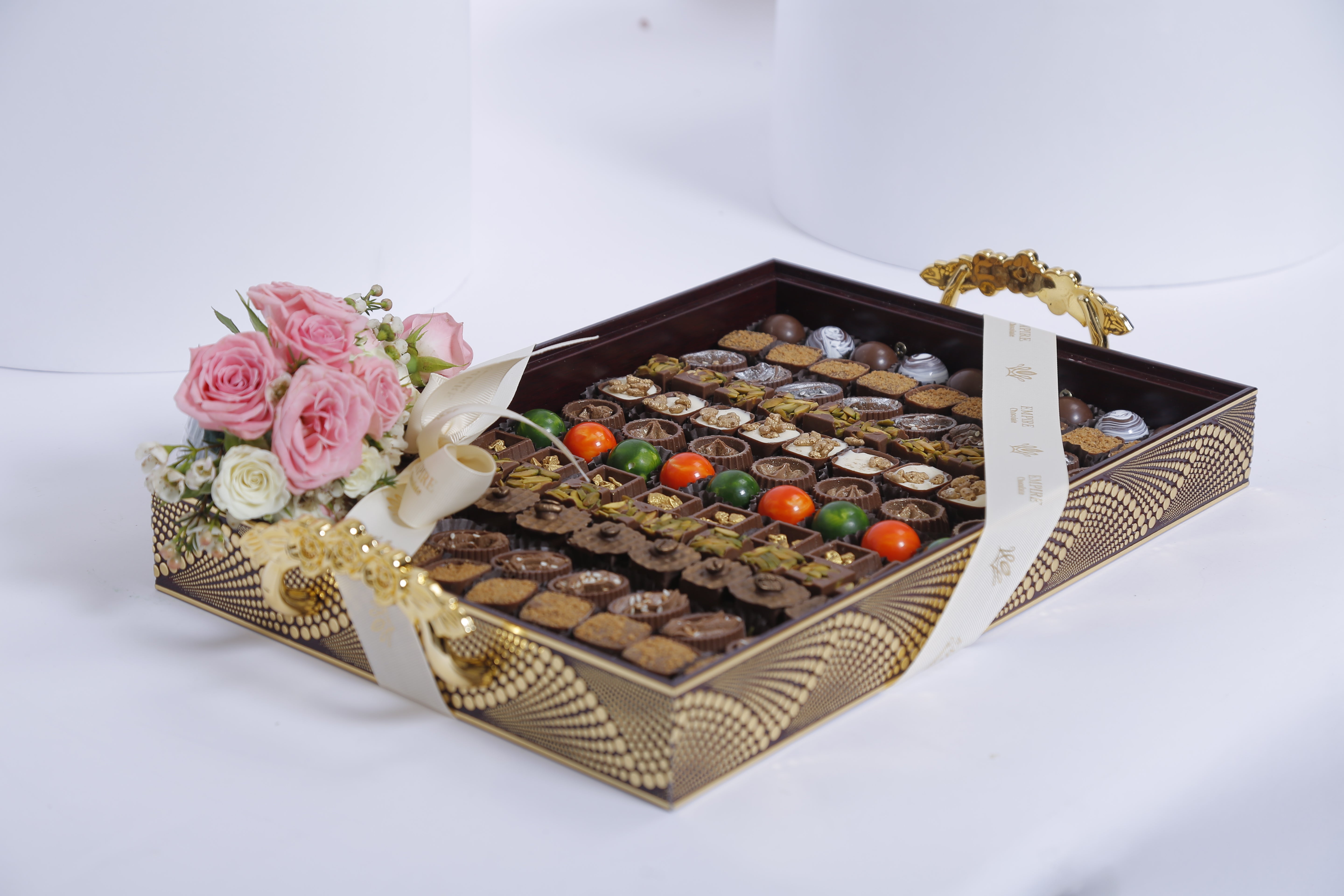 شوكولاتة إمباير - مجموعة 120 قطعة شوكولاتة مرتبة مع الورود