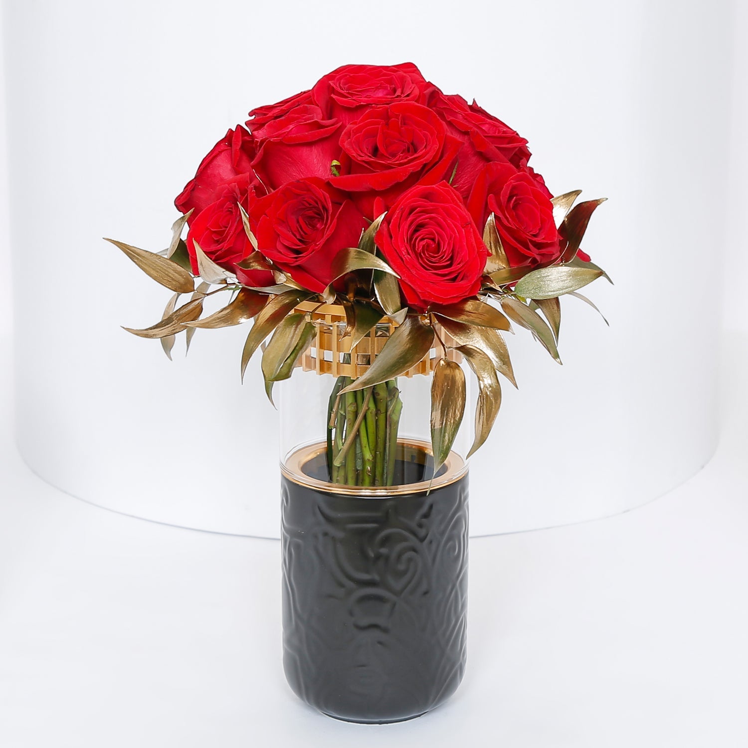تنسيق الورود الحمراء مع توبر عمرة مبارك