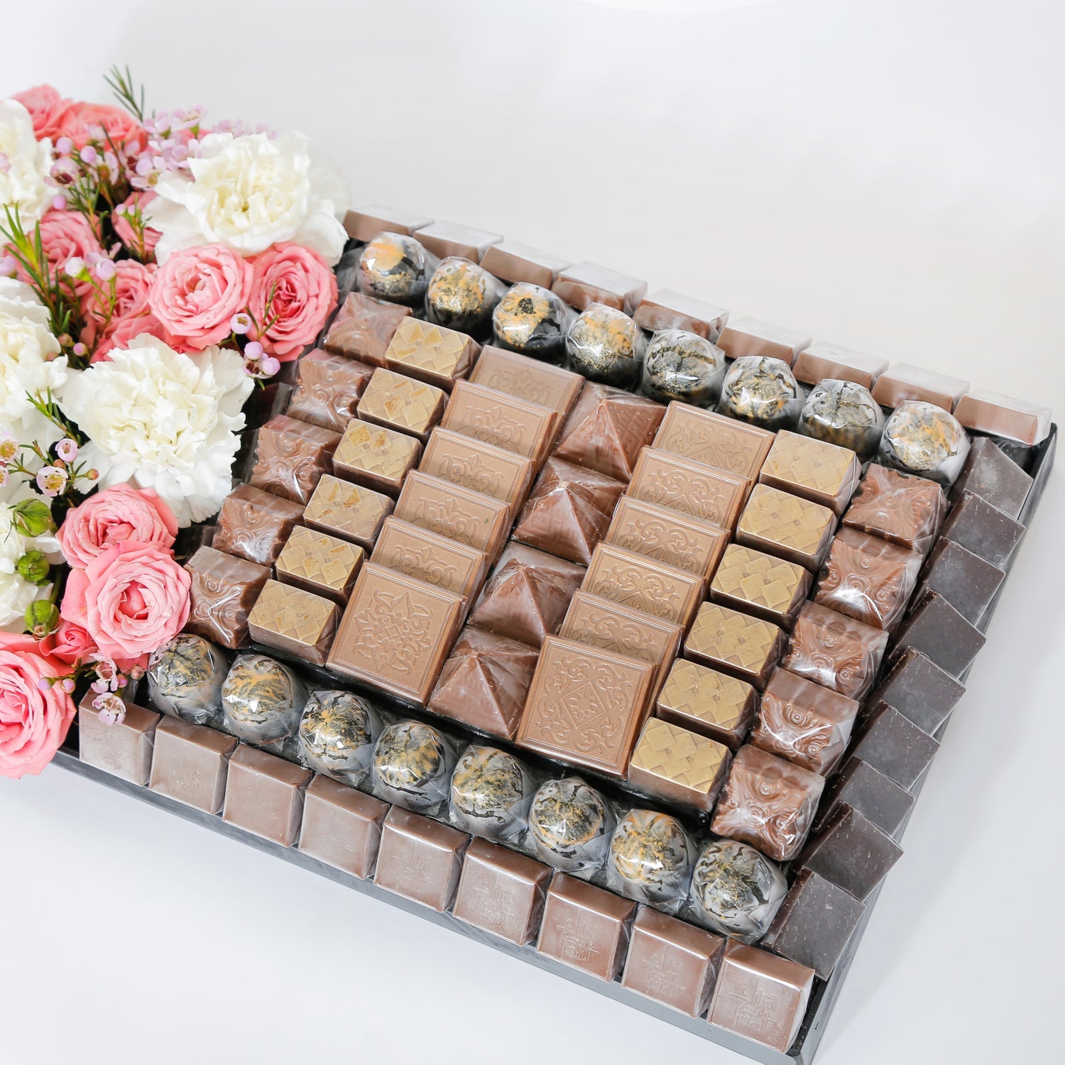 حلويات أوبرا - شوكولاتة عمرة مقبولة مرتبة بشكل جميل