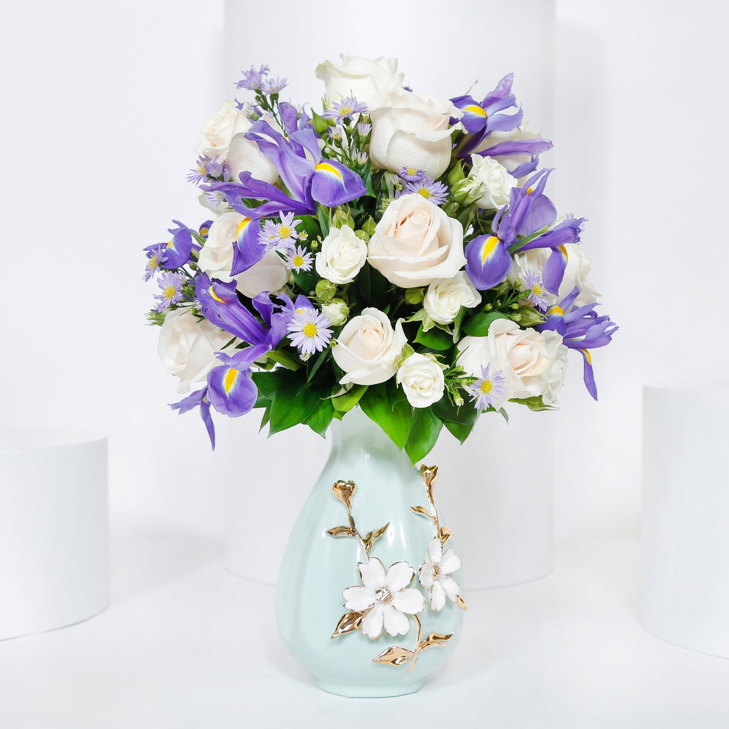 زهور كوبية بيضاء مع توبر العيد