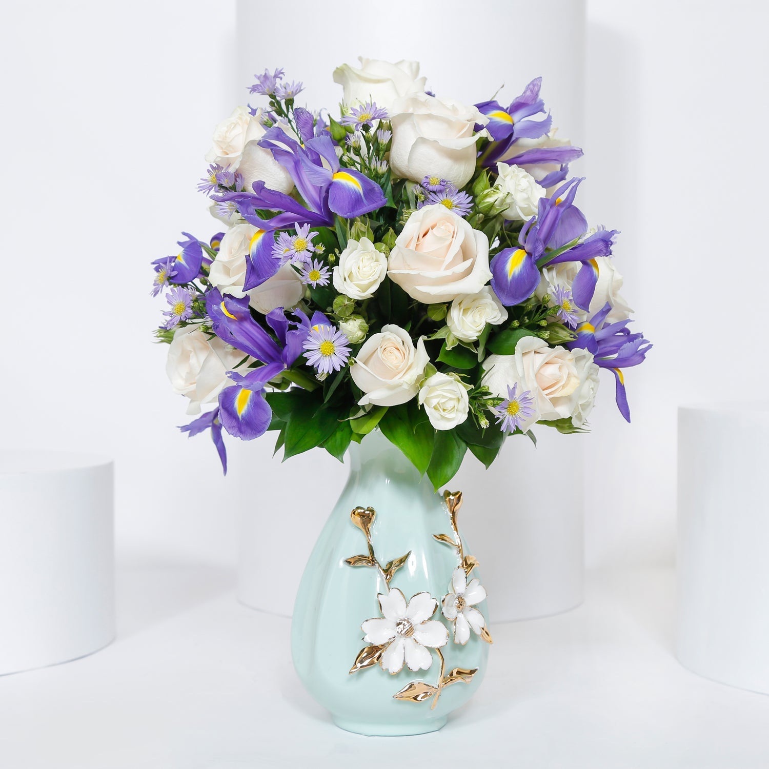زهور بيضاء وزرقاء للعمرة