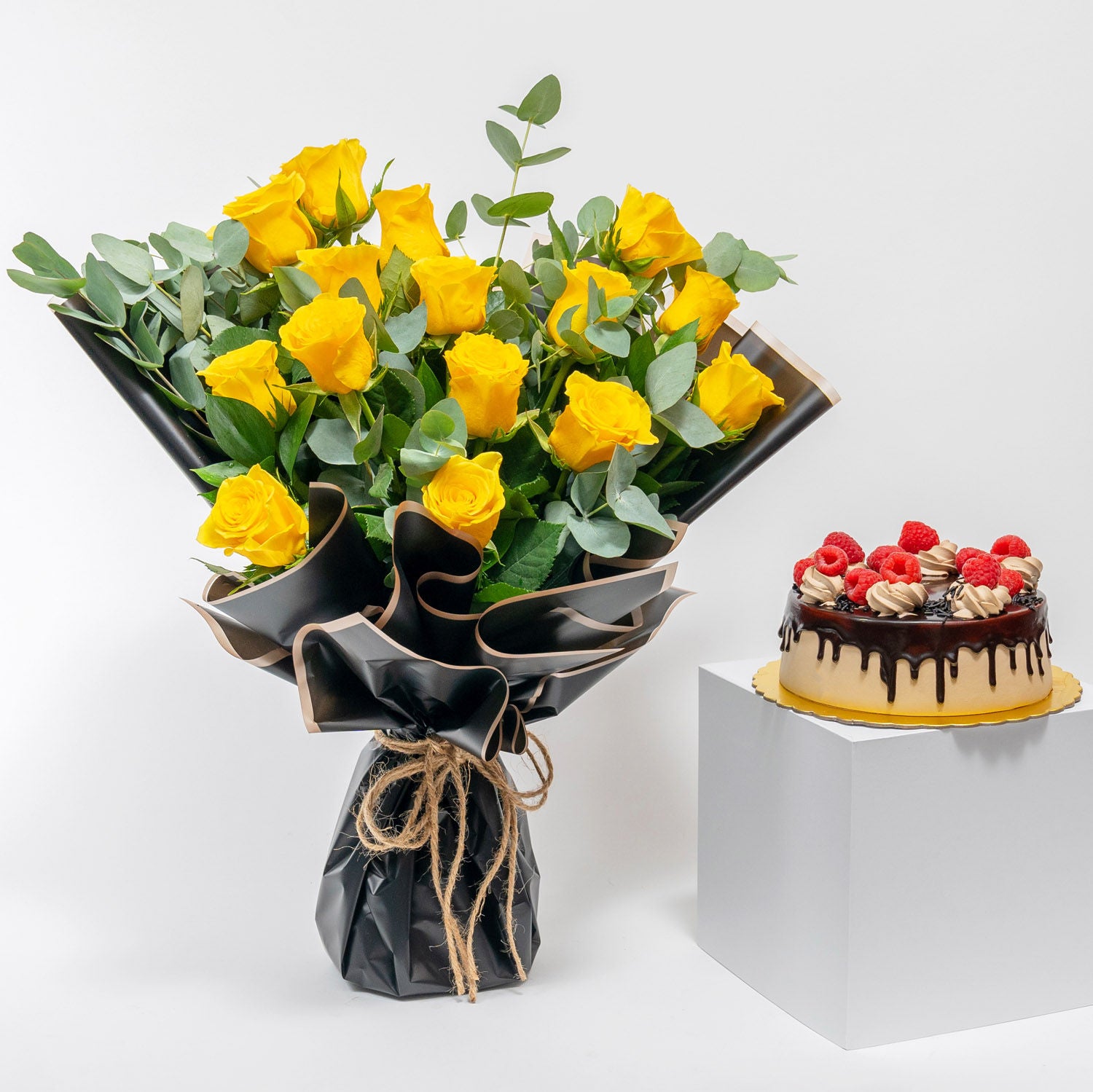 Beautiful Hand Bouquet with Choco Rasberry Cake