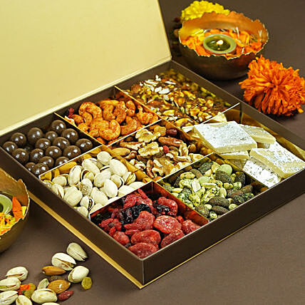 Berries Dry Fruits N Sweets Box