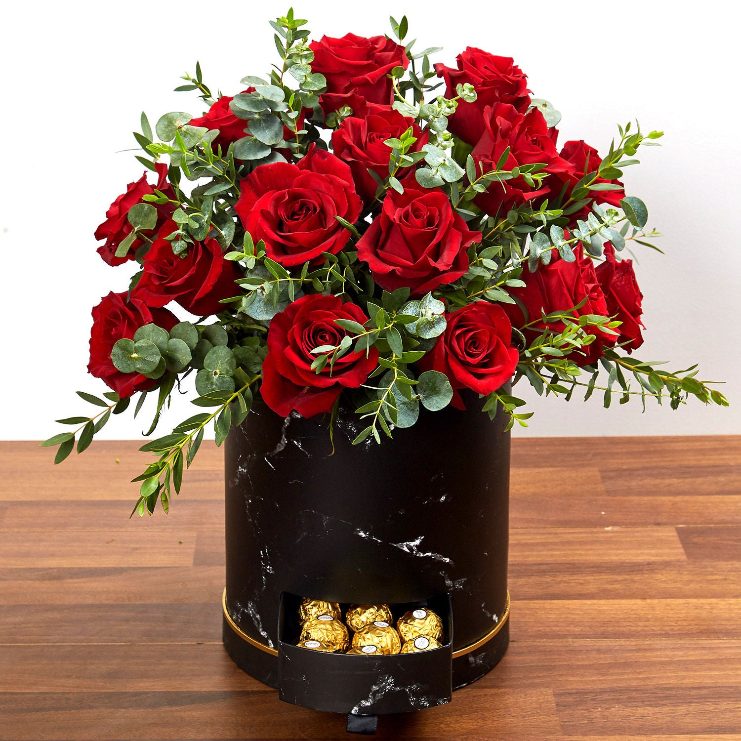 باقة 30 وردة حمراء جوري في بوكس مع شوكولاته فيريروروشيه