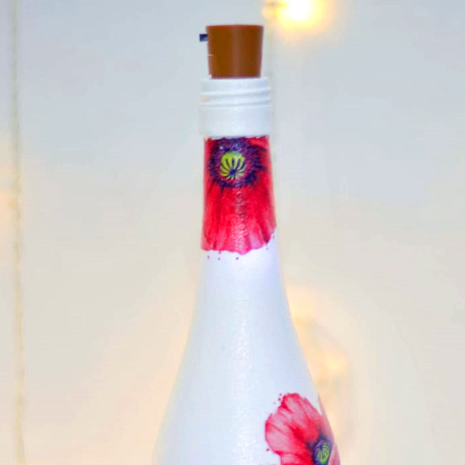 قارورة زجاجية مرسومة يدوياً لون أبيض وورد أحمر