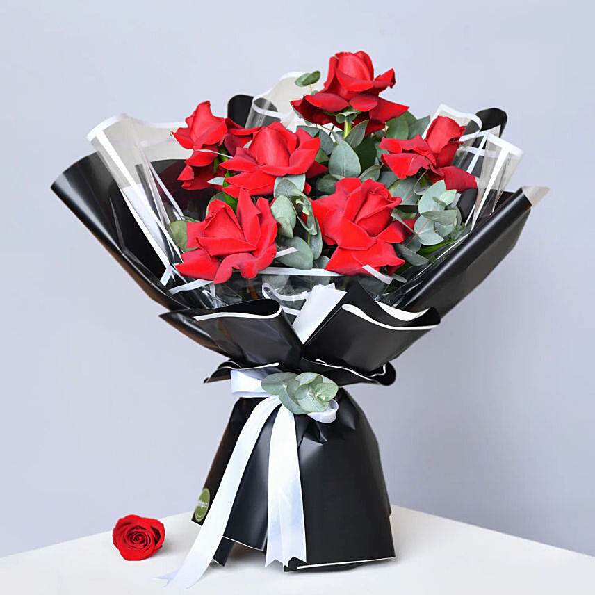 Elegant Roses Bouquet With Chocolate Cake