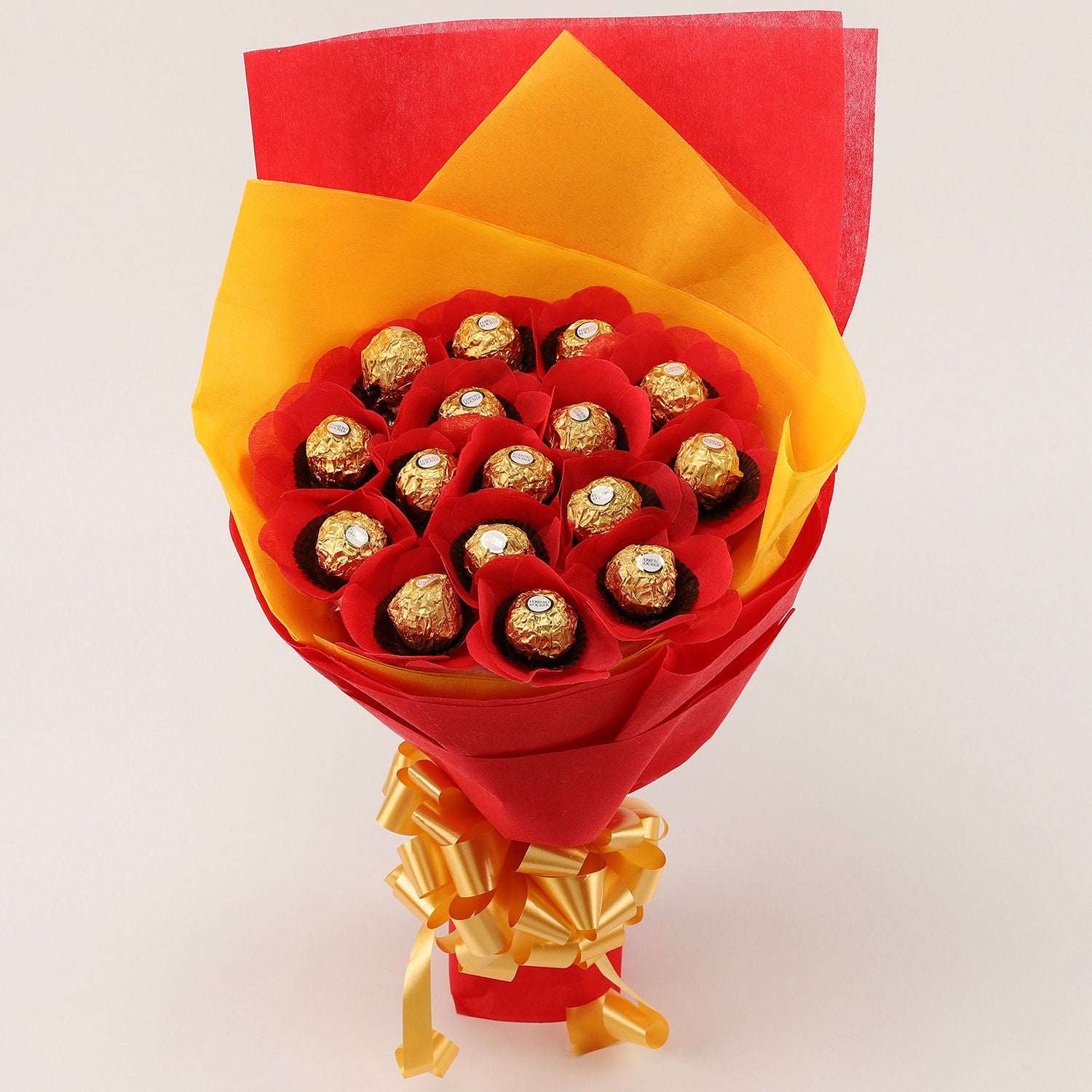 باقة 16 قطعة شوكولاتة فيريرو روشيه في غلاف أحمر