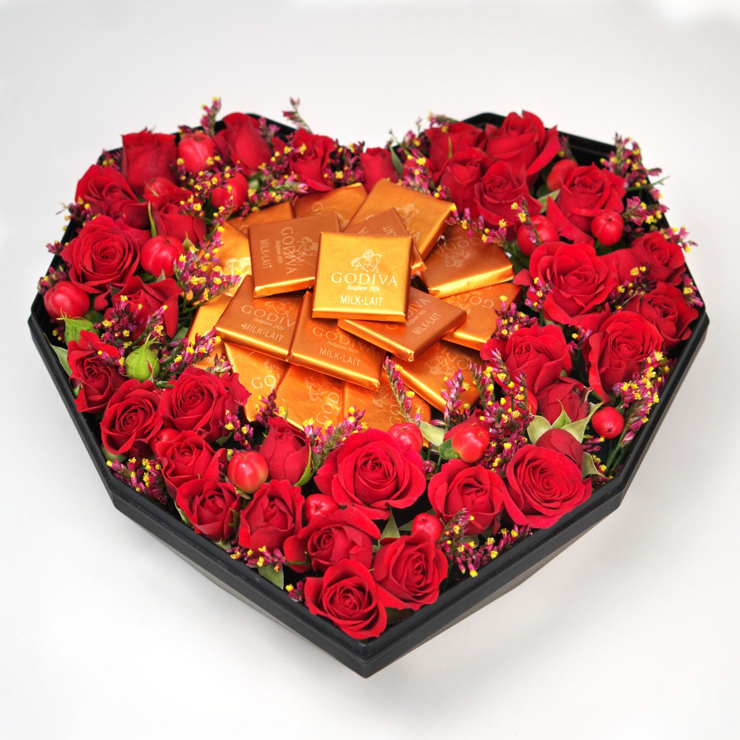 باقة ورد أحمر مرتبة في بوكس شكل قلب مع شوكولاته