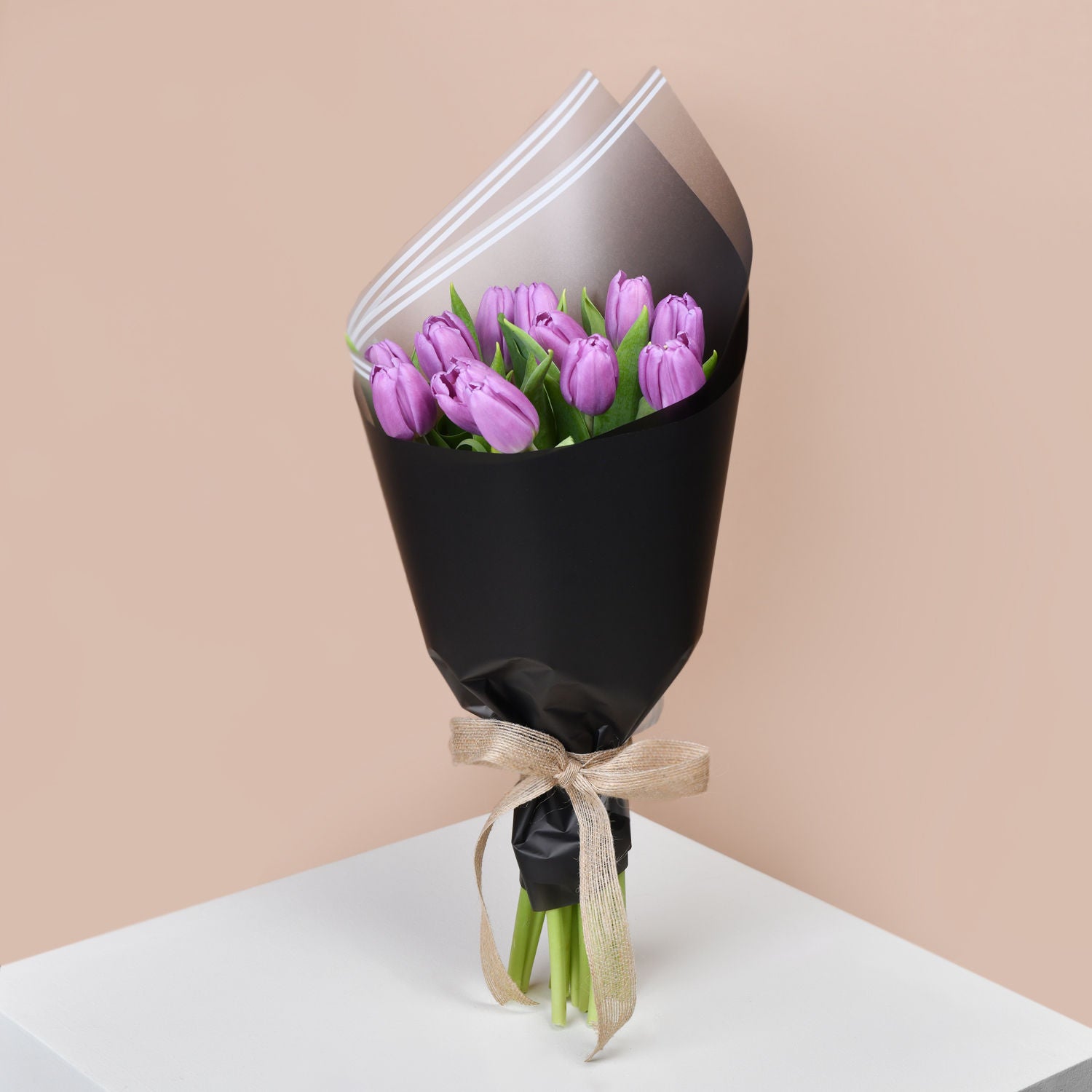 باقة 12 وردة توليب موف في غلاف أسود جميل