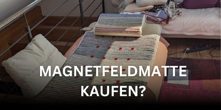 Magnetfeldmatte liegt im Wohnzimmer auf dem Sofa. Schriftzug: Magnetfeldmatte kaufen?