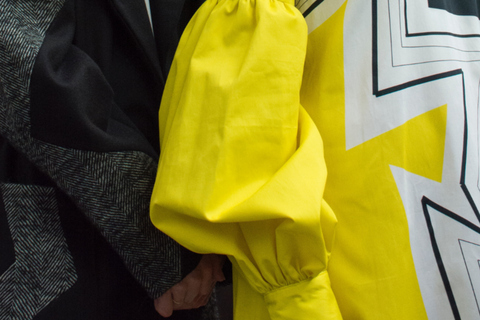 Une photo d'une femme portant des vêtements surdimensionnés.