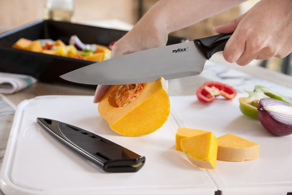 https://cdn.shopify.com/s/files/1/0685/8227/7414/files/zyliss-zyliss-chef-s-knife-with-sheath-cover-7-5-inch-31392-40540879814950_600x.jpg?v=1701738130
