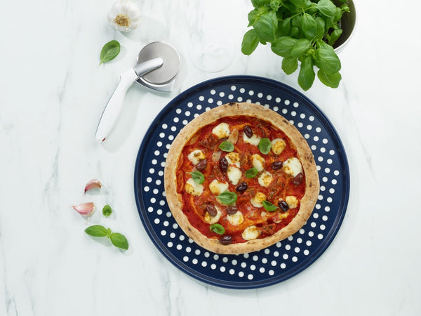 https://cdn.shopify.com/s/files/1/0685/8227/7414/files/zyliss-zyliss-nonstick-pizza-baking-tray-14-inch-e980204-40541008331046_600x.jpg?v=1701737952