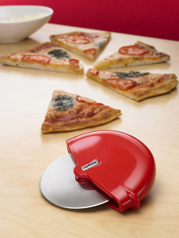 https://cdn.shopify.com/s/files/1/0685/8227/7414/files/zyliss-zyliss-pizza-slicer-wheel-30810-40540875653414_600x.jpg?v=1701738086