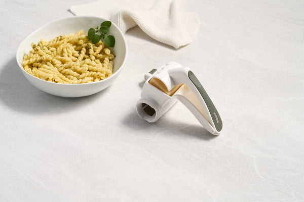 ZYLISS Susi 3 Garlic Press No Need To Peel - Built in Cleaner - Crusher,  Mincer and Peeler, Cast Aluminum – Zyliss Kitchen