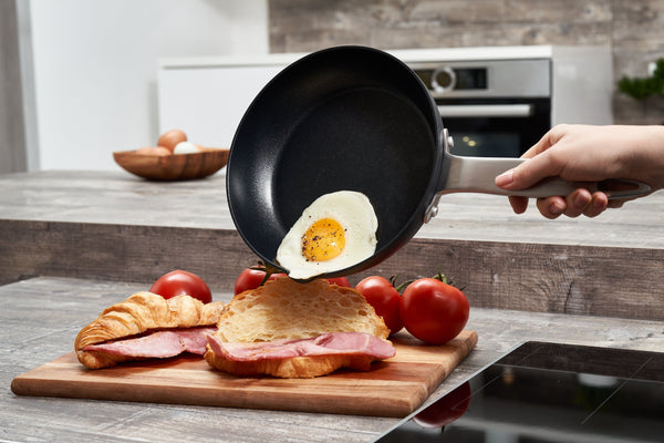 https://cdn.shopify.com/s/files/1/0685/8227/7414/files/zyliss-zyliss-ultimate-pro-hard-anodized-nonstick-11-inch-frying-pan-with-pour-spout-e980177-40540995780902_600x.jpg?v=1701737832