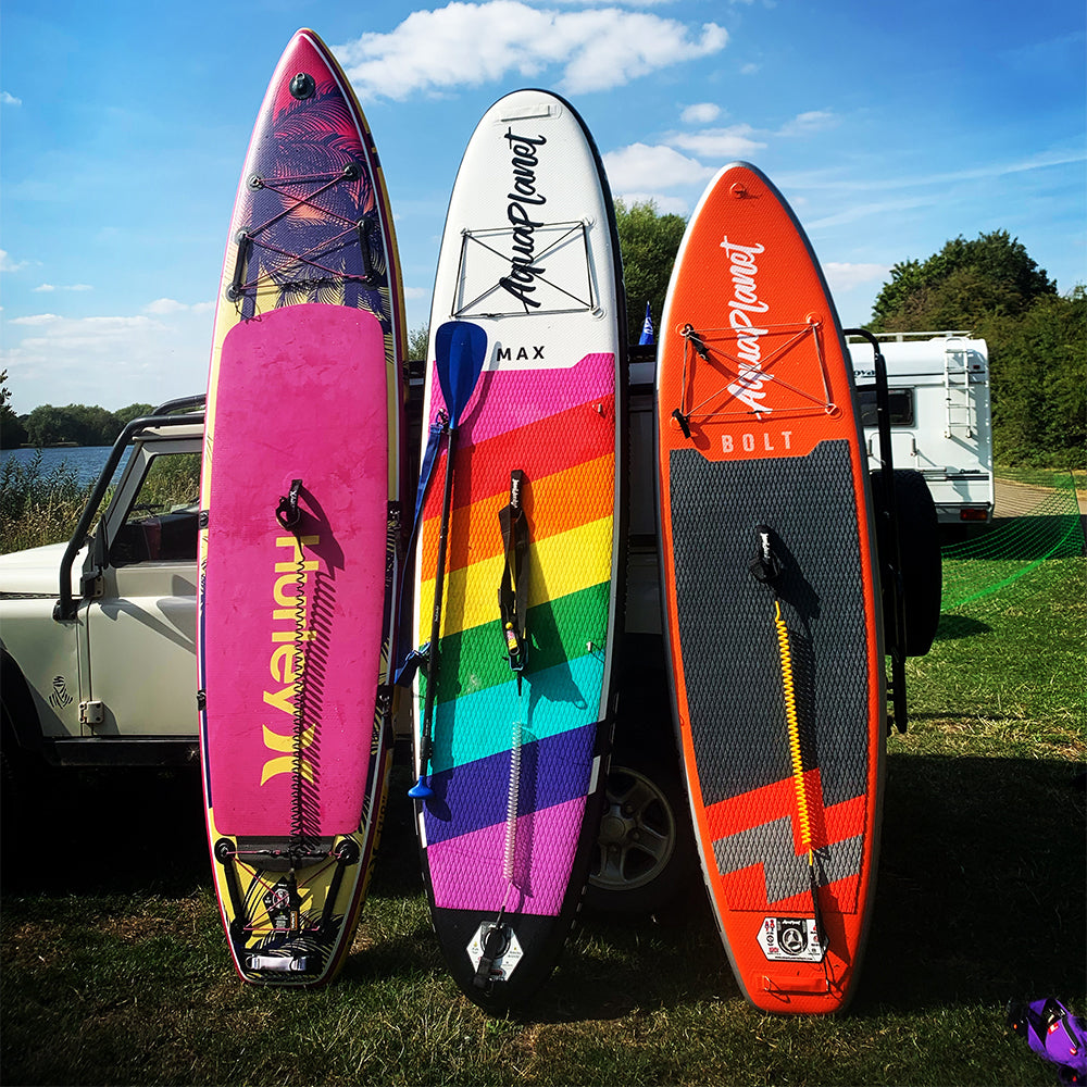 Een Aquaplanet Bolt, MAX en Hurley Midnight Tropics paddleboard naast elkaar