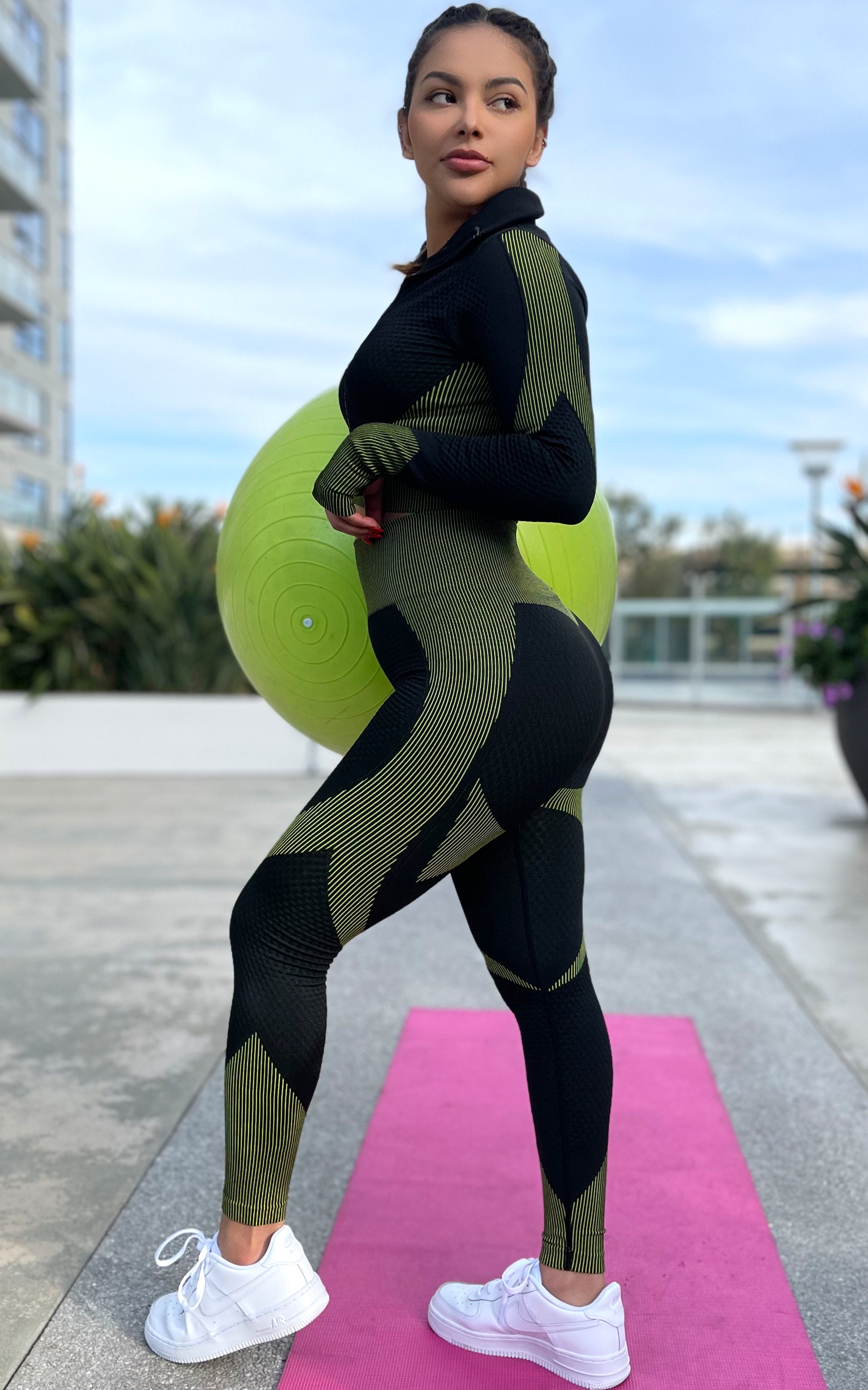 Drop It Like a Squat: Contour Workout Set in Black