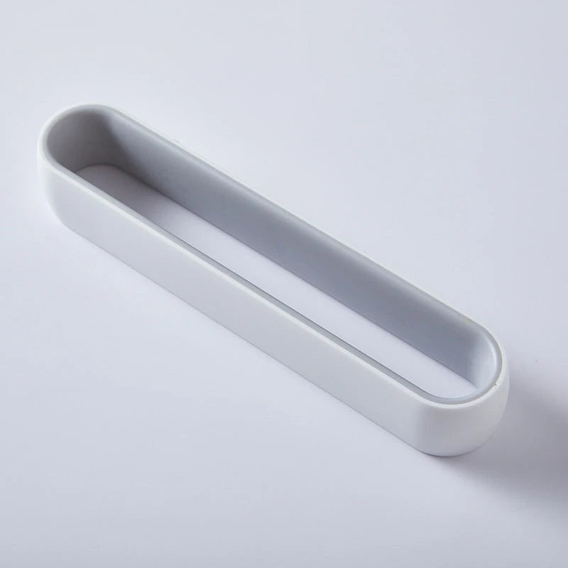 Wall-mounted bathroom slippers with 100% new plastic materials