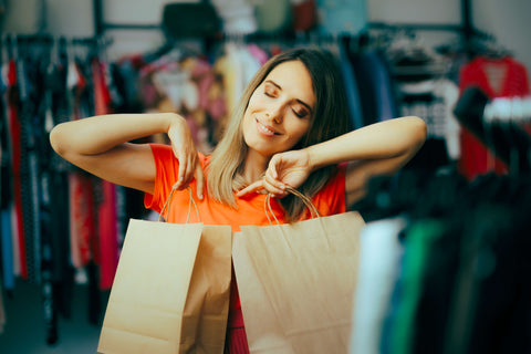 Mujer Feliz Luego de Comprar sus Pashminas en Pololena & Co.