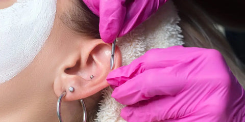 Herramientas esterilizadas utilizadas por los profesionales para cambiar los piercings del hélix