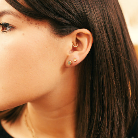 mujer con un piercing daith en su oreja