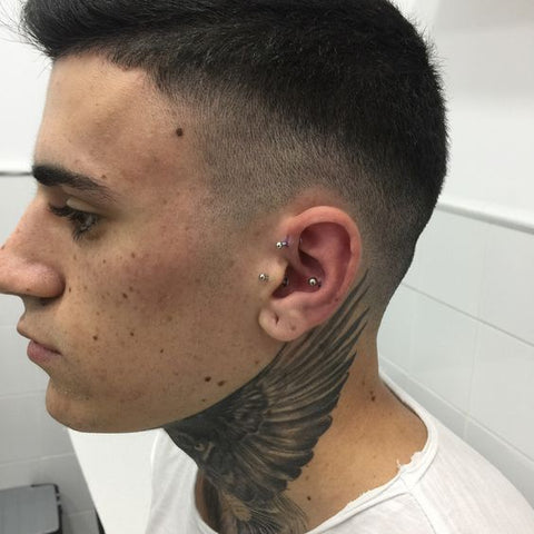 hombre con piercing tragus