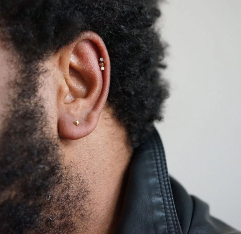 Mann mit Helix-Piercing Stab oder Stecker