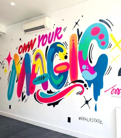 bức tường trong nhà với graffiti 'own your magic' bằng các màu nổi bật và họa tiết độc đáo